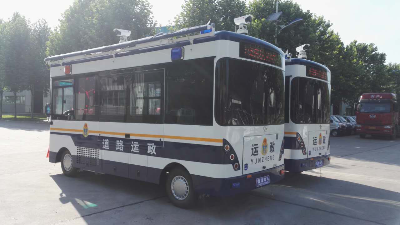 內(nèi)蒙古鄂爾多斯運(yùn)管局移動執(zhí)法車走向前沿   保障道路運(yùn)輸安全(圖4)