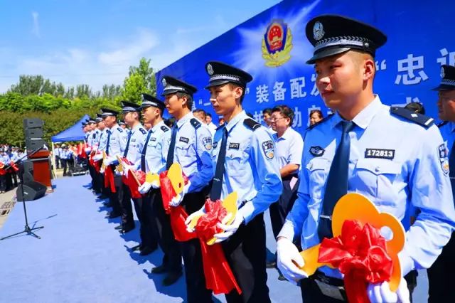 鹿邑縣“一村一警”裝備配發(fā)暨“忠誠2017”平安守護(hù)行動(dòng)啟動(dòng)儀式(圖8)