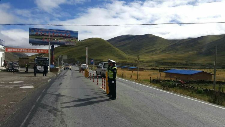 四川理塘交警提前備戰(zhàn) 移動卡口確保國慶節(jié)期間交通暢(圖2)