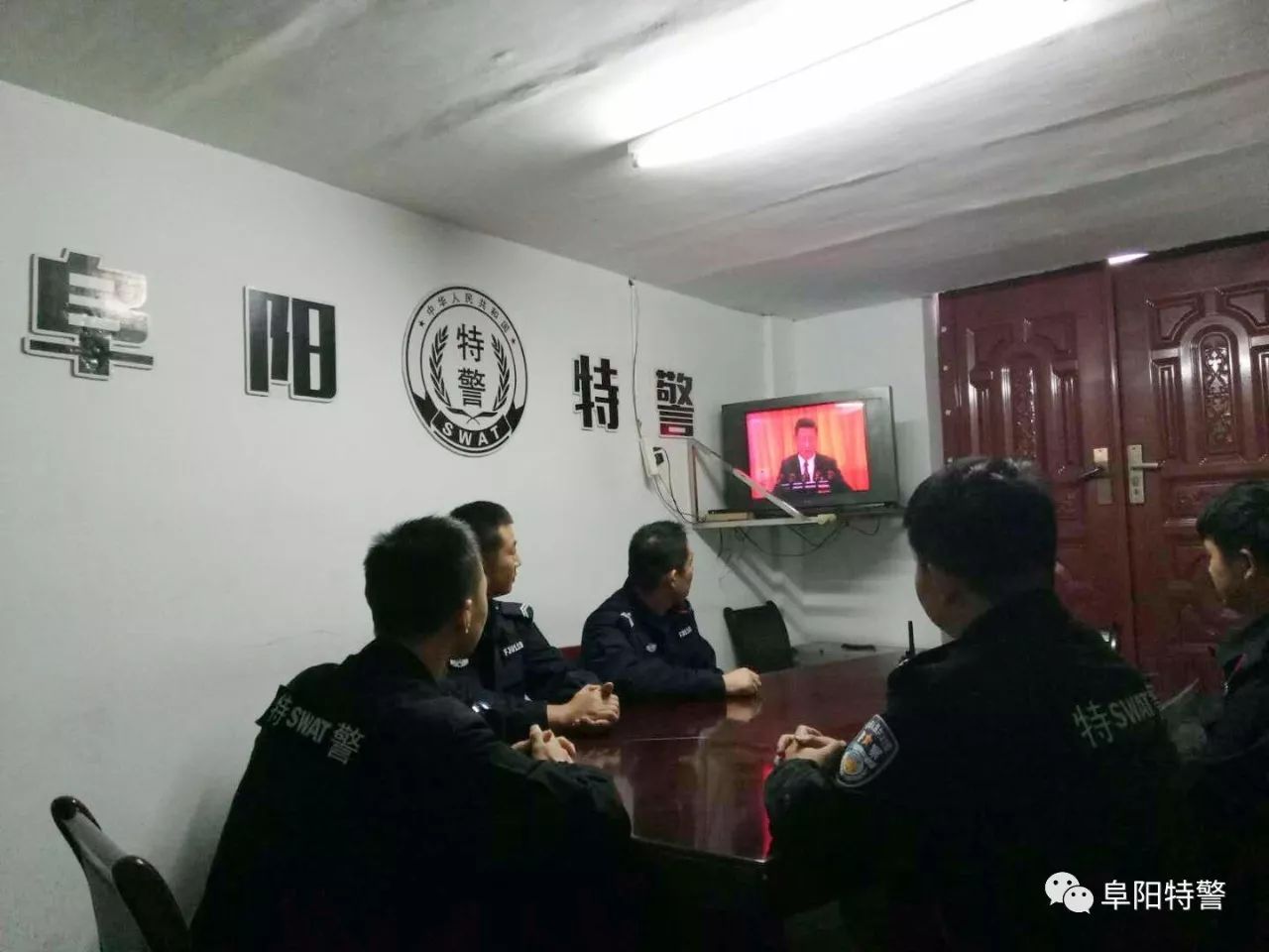 十九大我在崗 | 阜陽(yáng)特警組織民警利用執(zhí)勤間隙收聽收看黨的十九大開幕式盛況(圖4)