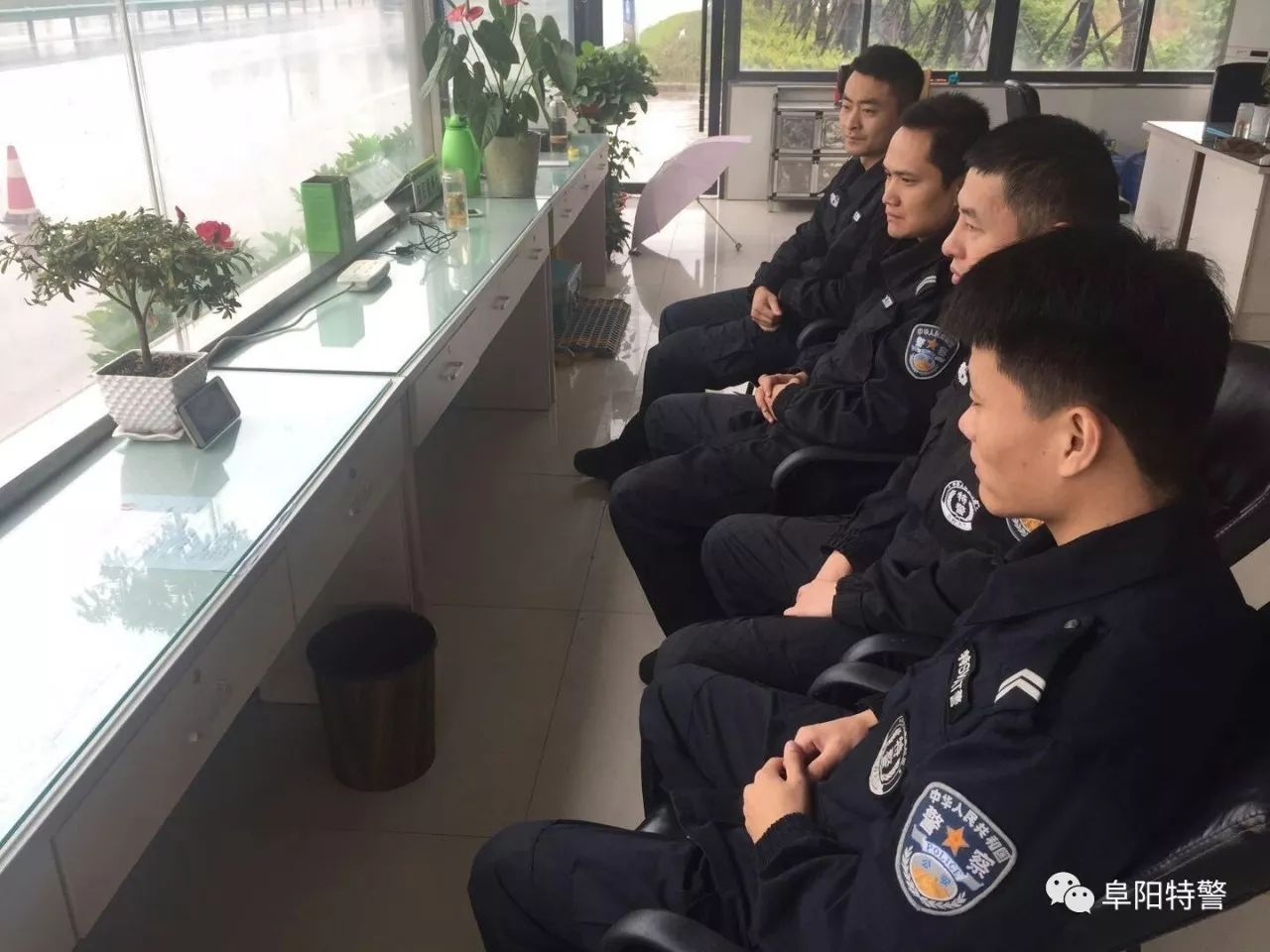 十九大我在崗 | 阜陽(yáng)特警組織民警利用執(zhí)勤間隙收聽收看黨的十九大開幕式盛況(圖6)