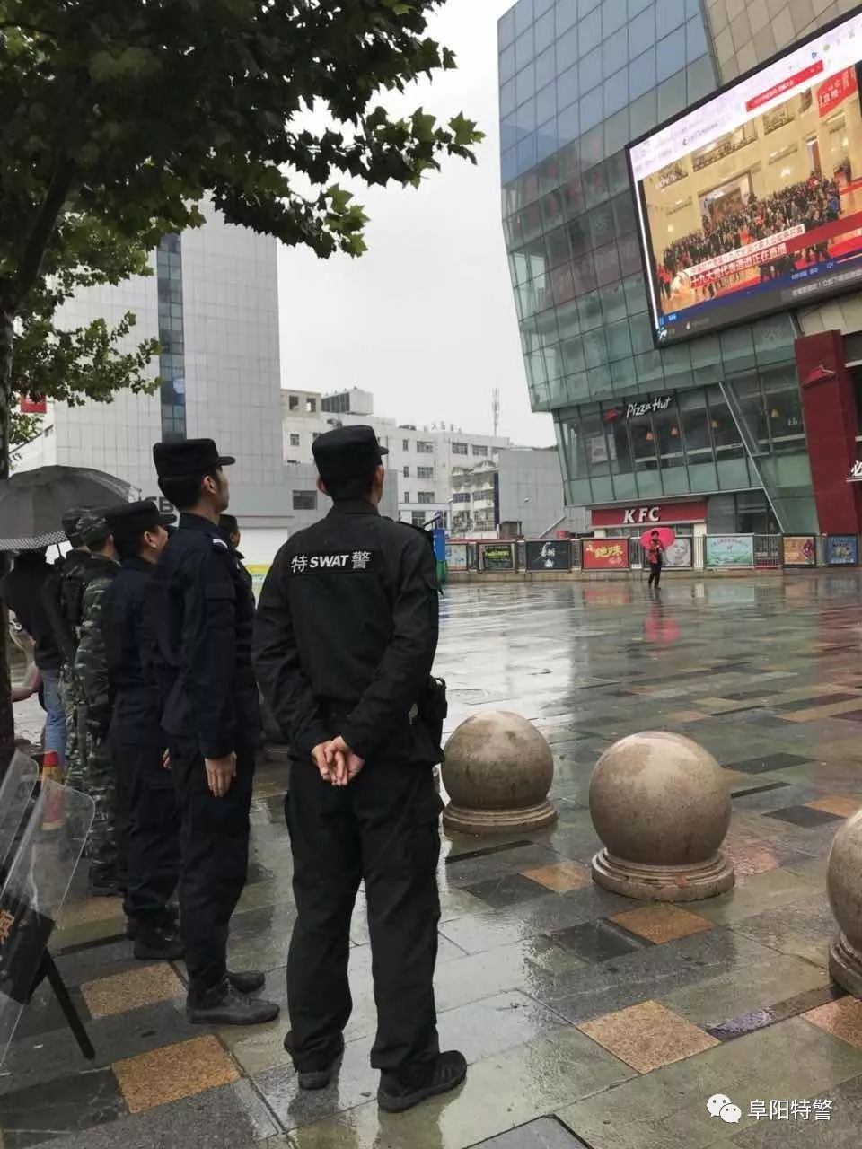 十九大我在崗 | 阜陽(yáng)特警組織民警利用執(zhí)勤間隙收聽收看黨的十九大開幕式盛況(圖12)