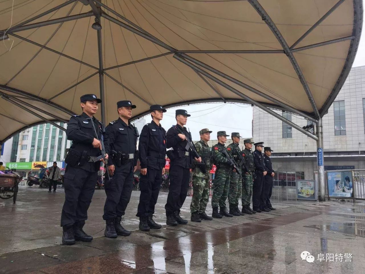 十九大我在崗 | 阜陽(yáng)特警組織民警利用執(zhí)勤間隙收聽收看黨的十九大開幕式盛況(圖14)