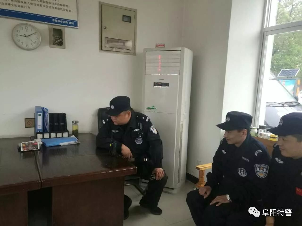 十九大我在崗 | 阜陽(yáng)特警組織民警利用執(zhí)勤間隙收聽收看黨的十九大開幕式盛況(圖8)