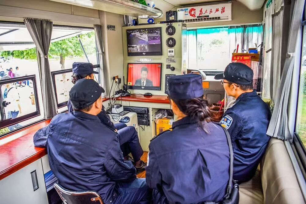 十九大在崗學(xué)習||各地公安民警在執(zhí)勤間隙收看黨的十九大開幕式盛況(圖5)