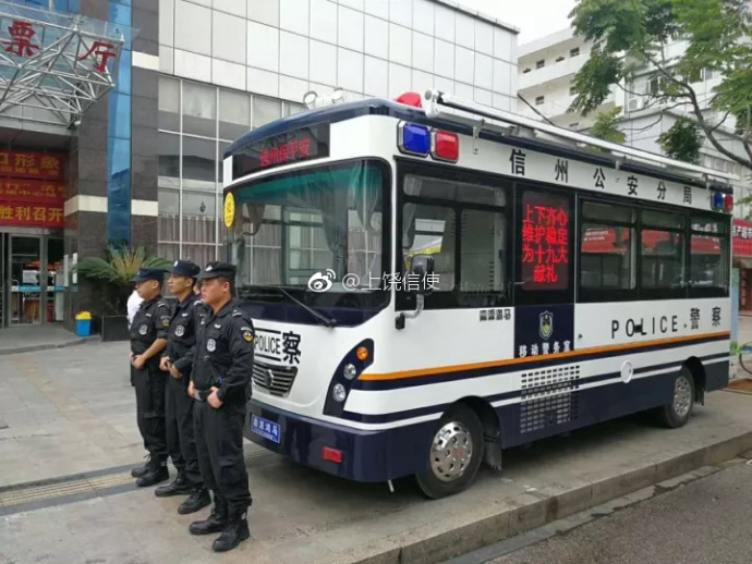 十九大安保系列報(bào)道   江西饒城街頭增設(shè)了一道靚麗“警色”！(圖1)