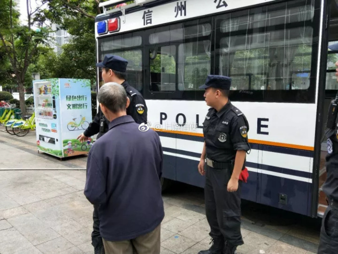 十九大安保系列報(bào)道   江西饒城街頭增設(shè)了一道靚麗“警色”！(圖3)