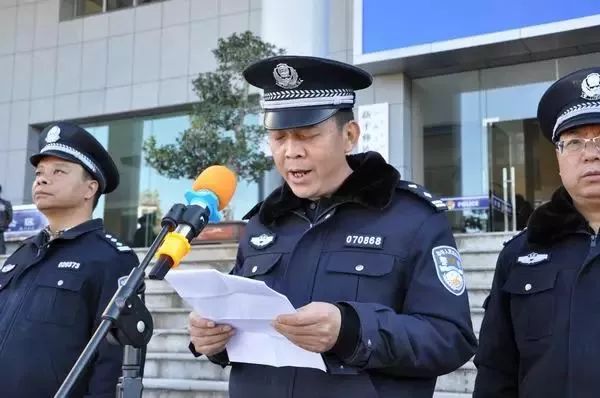 云南新平縣公安局舉行巡邏處警車輛發(fā)放儀式(圖3)