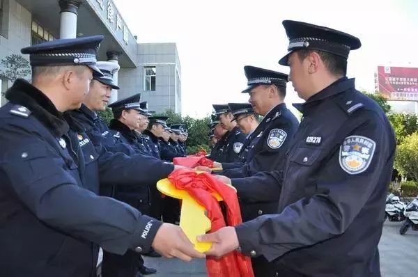 云南新平縣公安局舉行巡邏處警車輛發(fā)放儀式(圖4)