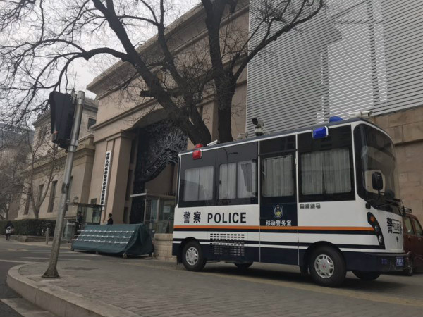 移動警務(wù)室開啟“智慧安?！弊o(hù)航兩會||北京市移動警務(wù)室列裝上崗(圖2)