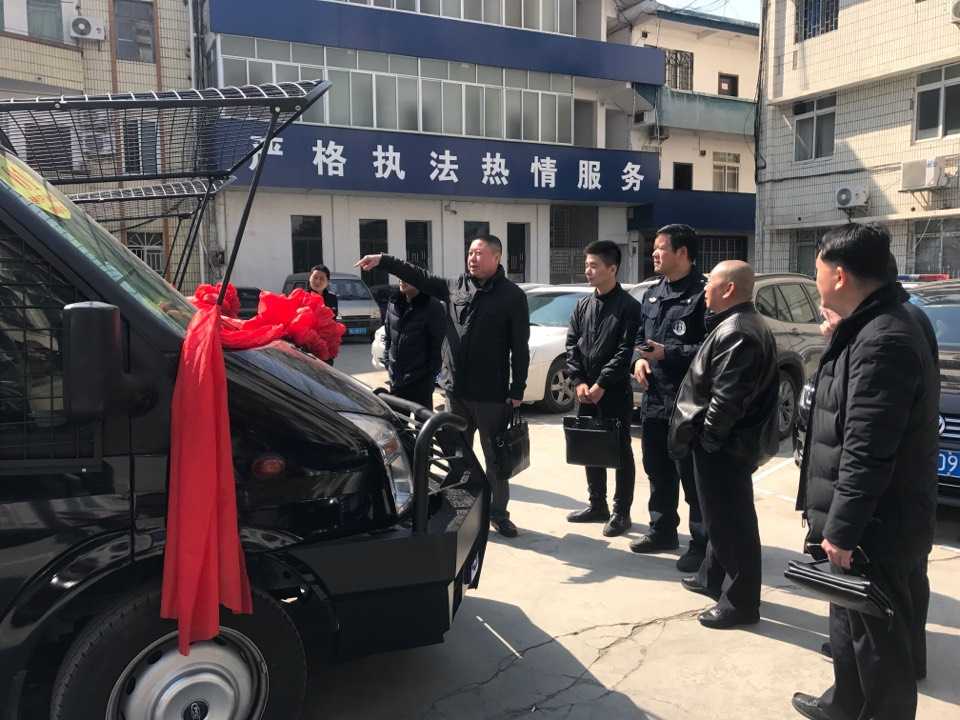 廣西平樂(lè)縣防暴運(yùn)兵車上崗(圖4)