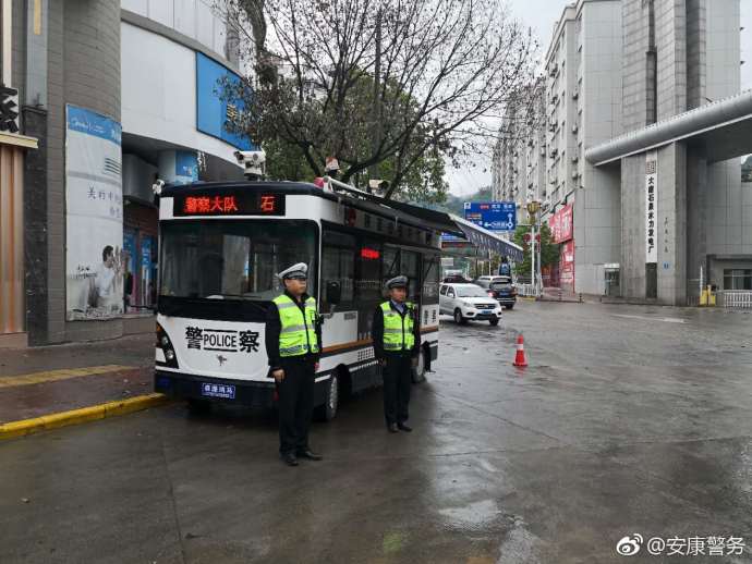 陜西安康：移動警務(wù)室雨中執(zhí)勤   立足民生一站服務(wù)(圖1)