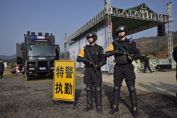 南昌特警舉行實兵實戰(zhàn)匯報演練(圖1)