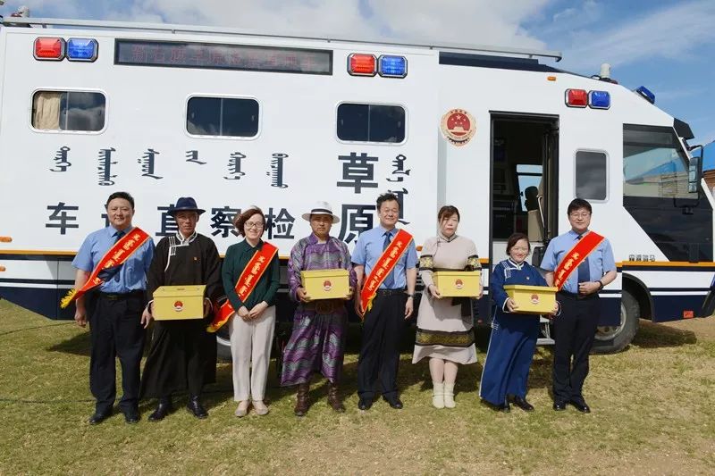 草原飄書香——草原檢察直通車助力“蒙古文普法宣傳教育叢書送基層”活動(dòng)(圖1)