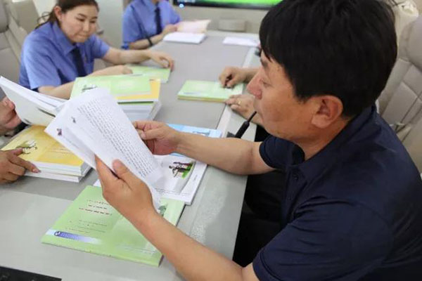 蒙古文普法宣傳教育叢書送基層活動進校園(圖5)