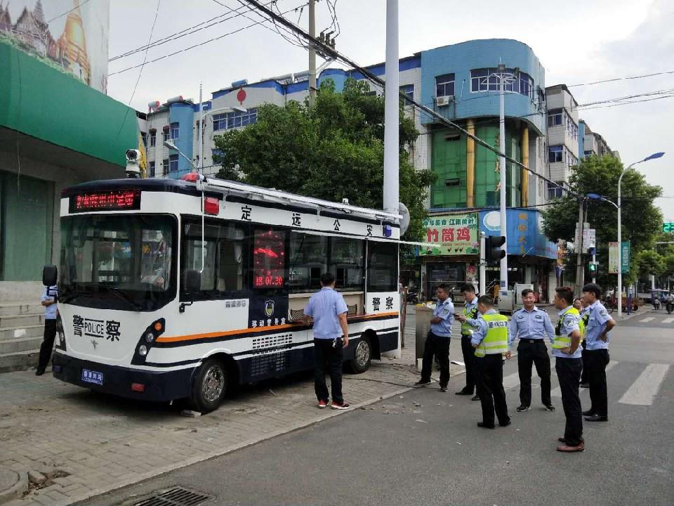 安徽省定遠縣移動警務(wù)室走上街頭近距離服務(wù)群眾(圖2)