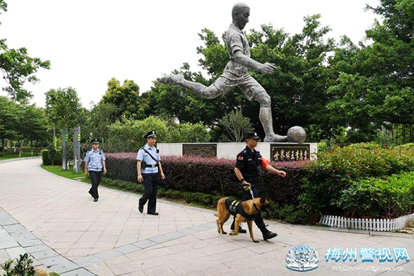 廣東梅州：“警犬+移動警務(wù)車” 進(jìn)一步提升街面見警率管事率(圖2)