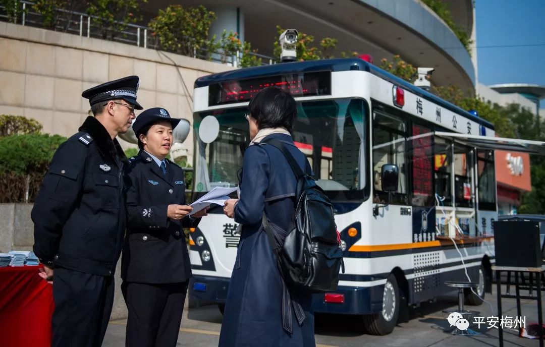 中央媒體權威發(fā)布！全國政法大咖集體圍觀：梅州的移動警務車最有特色！(圖11)