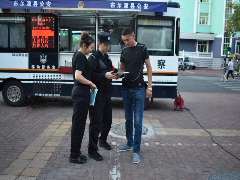 布爾津縣公安局警務(wù)站依托“移動(dòng)警務(wù)車(chē)”打造服務(wù)群眾工作新模式(圖1)