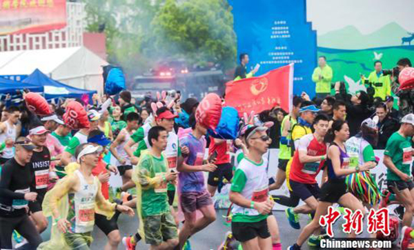 森源鴻馬智能裝備護航2019大洋灣鹽城馬拉松  萬余跑友感受雨中濕地風光(圖3)