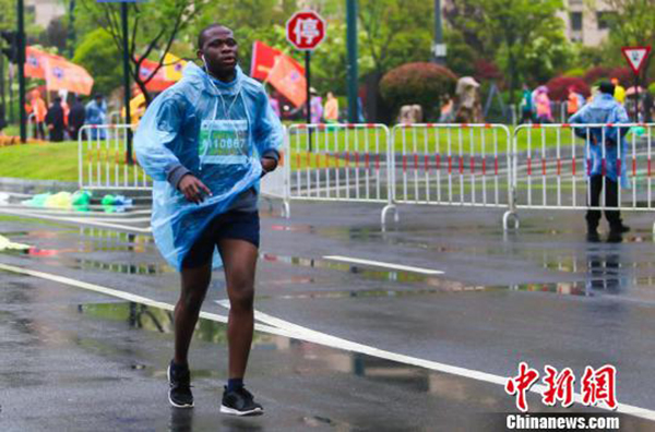 森源鴻馬智能裝備護航2019大洋灣鹽城馬拉松  萬余跑友感受雨中濕地風光(圖4)