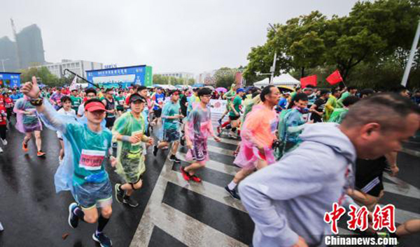 森源鴻馬智能裝備護航2019大洋灣鹽城馬拉松  萬余跑友感受雨中濕地風光(圖5)