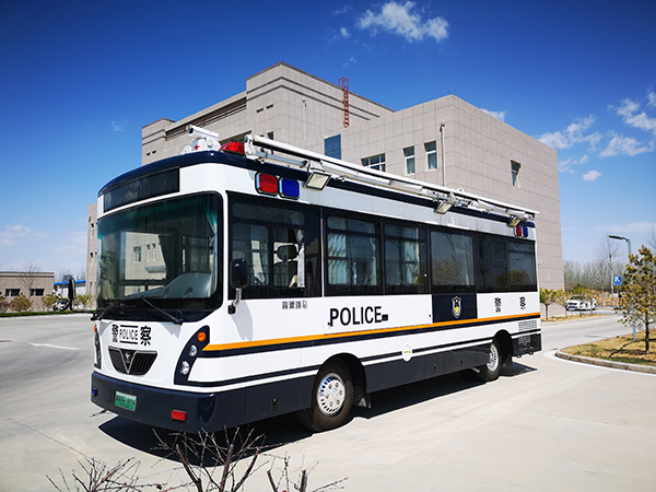 銀川移動(dòng)警務(wù)室屯警街面常態(tài)巡邏(圖1)