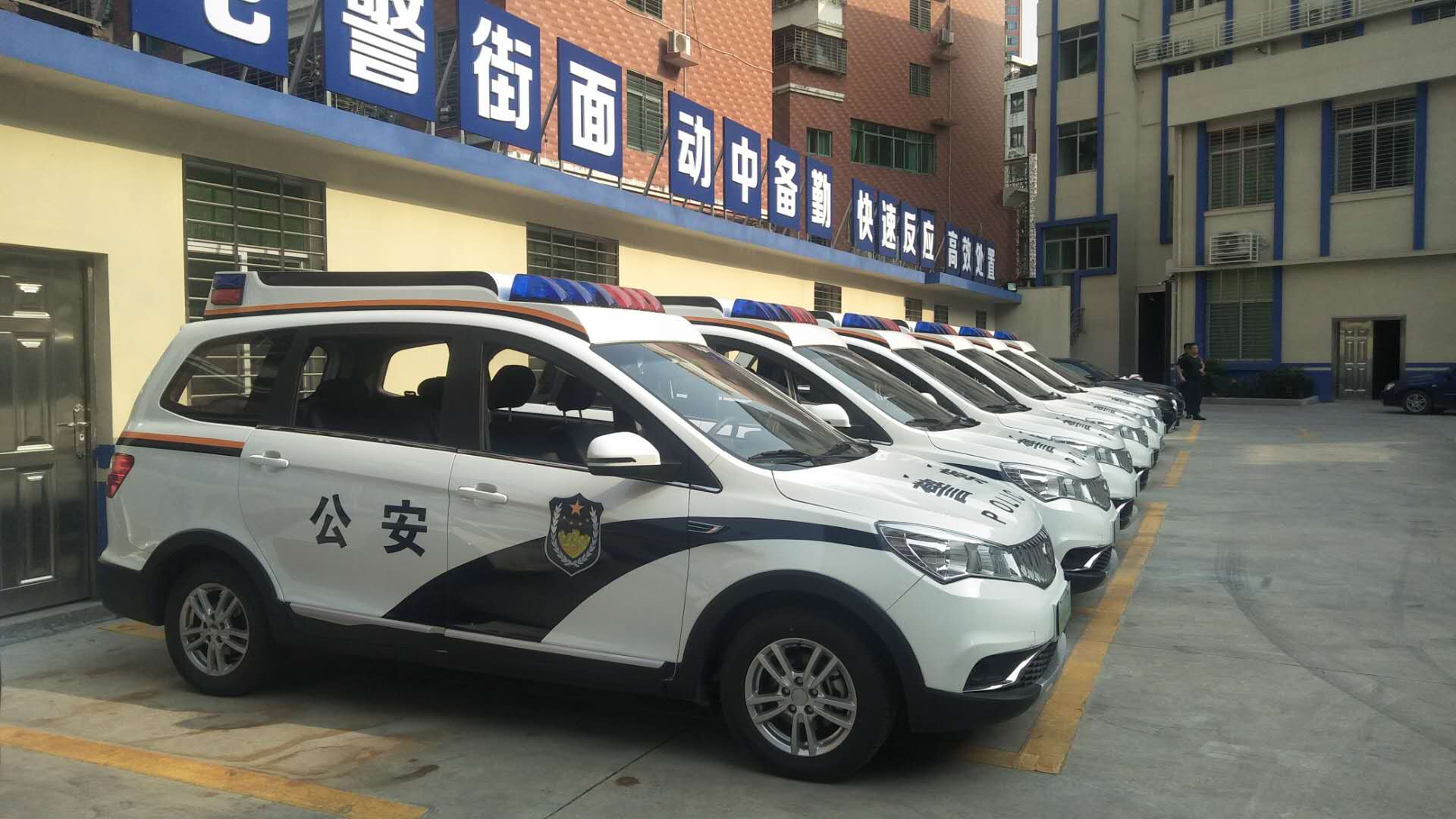 福建泉州電動(dòng)巡邏車列裝上崗  充實(shí)110接處警改革(圖2)