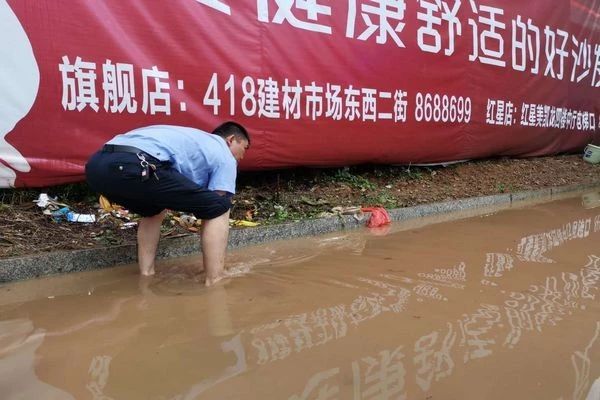 婁底：鋼城快警暴雨中守護群眾安寧(圖4)