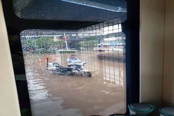 婁底：鋼城快警暴雨中守護群眾安寧(圖3)