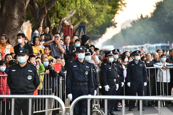 最早“開跑”，最晚收兵，他們沒有比賽成績，卻成為美麗“警”色(圖11)