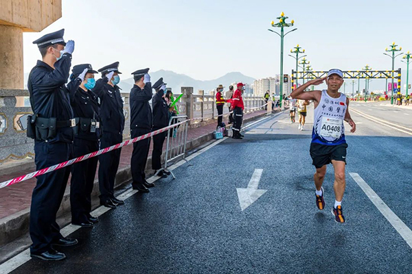 最早“開跑”，最晚收兵，他們沒有比賽成績，卻成為美麗“警”色(圖18)