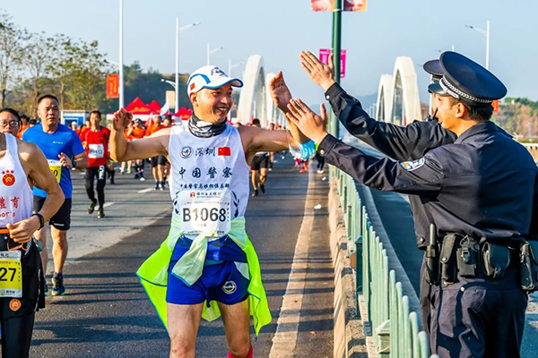 最早“開跑”，最晚收兵，他們沒有比賽成績，卻成為美麗“警”色(圖17)