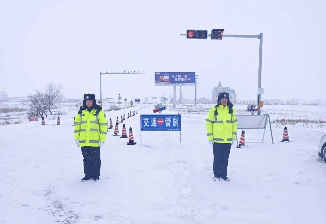 一城風雪 全程守護！黑河公安戰(zhàn)冰雪、保暢通 全力守護“平安路”(圖2)