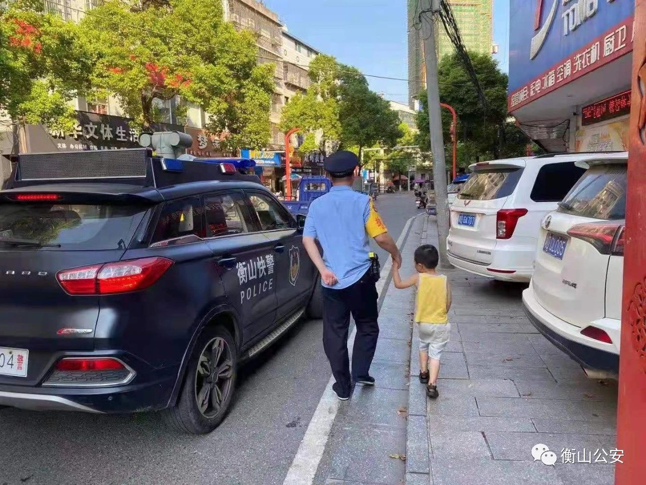 暖心！衡山民警幫助走失小孩找到家人(圖1)