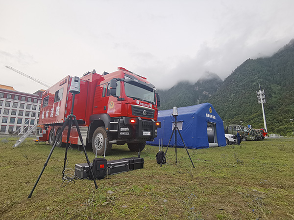 國內(nèi)首臺國六6×6底盤消防衛(wèi)星通信指揮車配發(fā)西藏森林消防救援總隊(圖1)