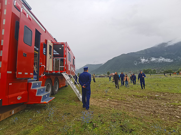 國內(nèi)首臺國六6×6底盤消防衛(wèi)星通信指揮車配發(fā)西藏森林消防救援總隊(圖3)