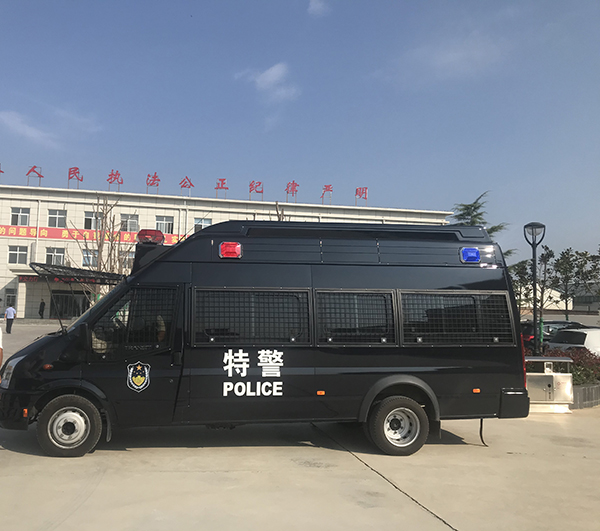 陜西咸陽防暴運兵車上崗(圖2)