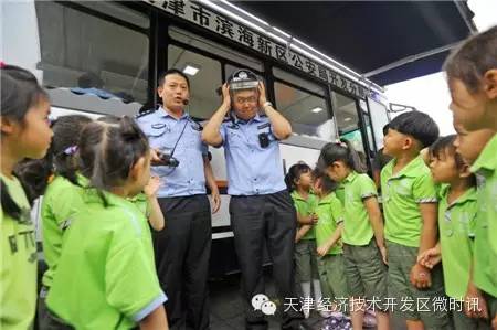 移動警務室駛入幼兒園，小朋友首次近距離接觸警用裝備，民警編演情景劇教給(圖2)