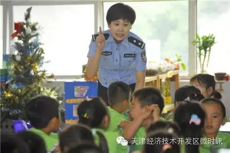 移動警務室駛入幼兒園，小朋友首次近距離接觸警用裝備，民警編演情景劇教給(圖3)