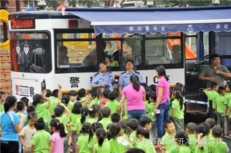 移動警務室駛入幼兒園，小朋友首次近距離接觸警用裝備，民警編演情景劇教給(圖1)