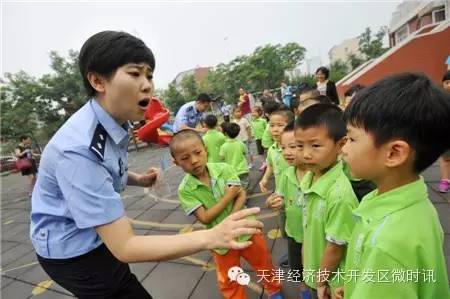 移動警務室駛入幼兒園，小朋友首次近距離接觸警用裝備，民警編演情景劇教給(圖4)