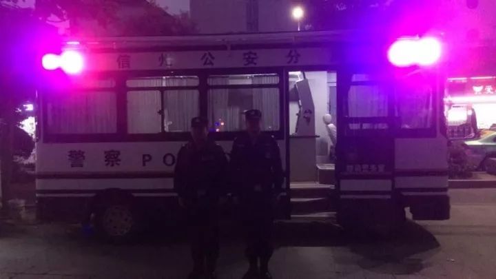 饒城街頭增設(shè)了一道靚麗“警色”||“移動(dòng)警務(wù)室”亮相上饒縣街頭(圖4)