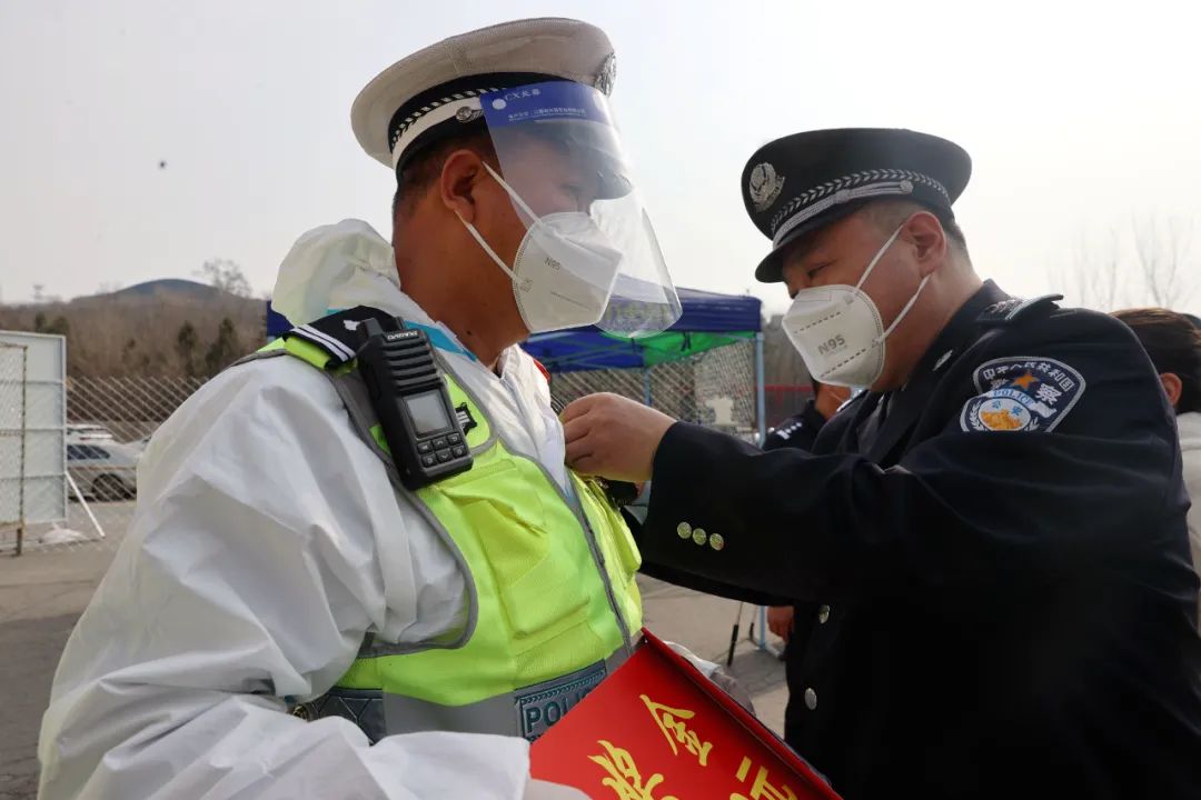 送獎到崗鼓士氣！晉城公安對疫情防控先進集體和個人進行表彰(圖5)