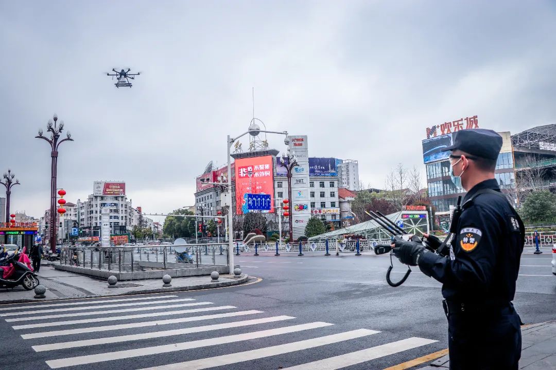 【抗擊疫情】巡邏車無(wú)人機(jī)“硬核”喊話，疫情防控“聲”入人心(圖2)