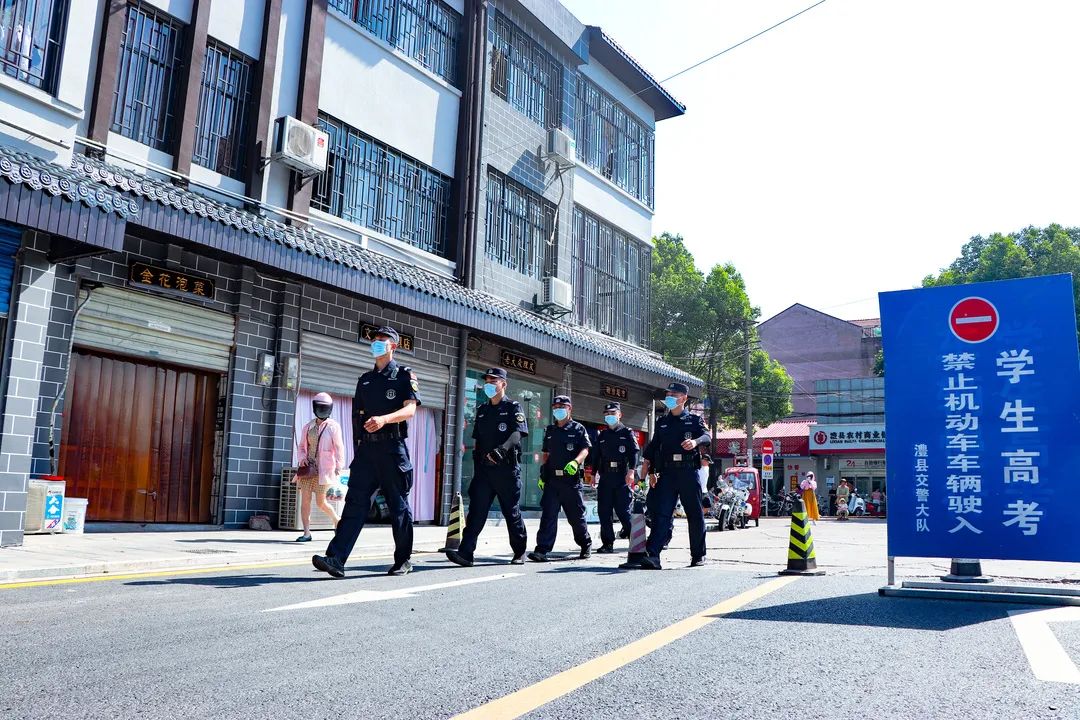 高考首日！警察蜀黍?yàn)椤板ⅰ弊o(hù)航！(圖4)