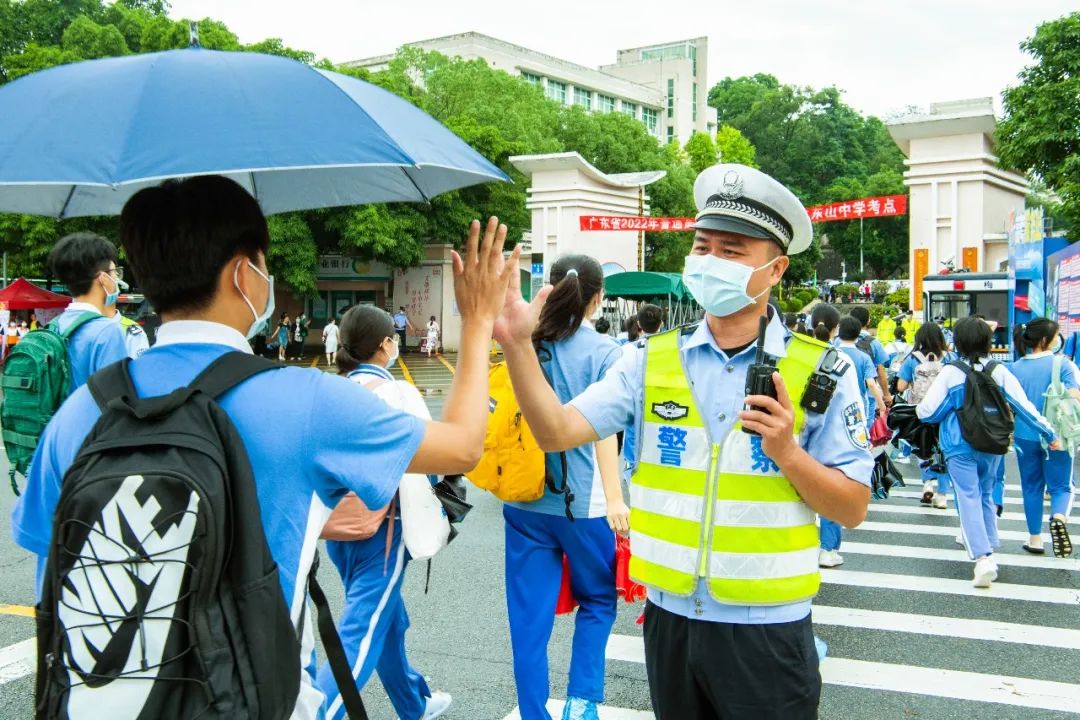 護(hù)航高考丨每一個(gè)瞬間，留下的是感動(dòng)……(圖1)