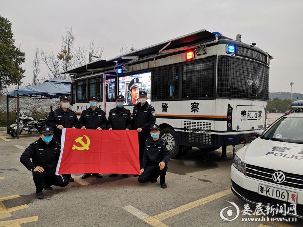 移動警務(wù)室便民服務(wù)切實增強群眾安全感滿意度(圖3)