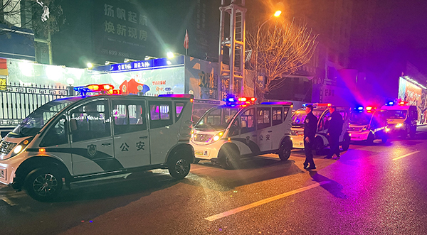 警燈閃爍  守護(hù)平安||河南商丘電動(dòng)巡邏車(chē)上崗守護(hù)萬(wàn)家燈火(圖2)