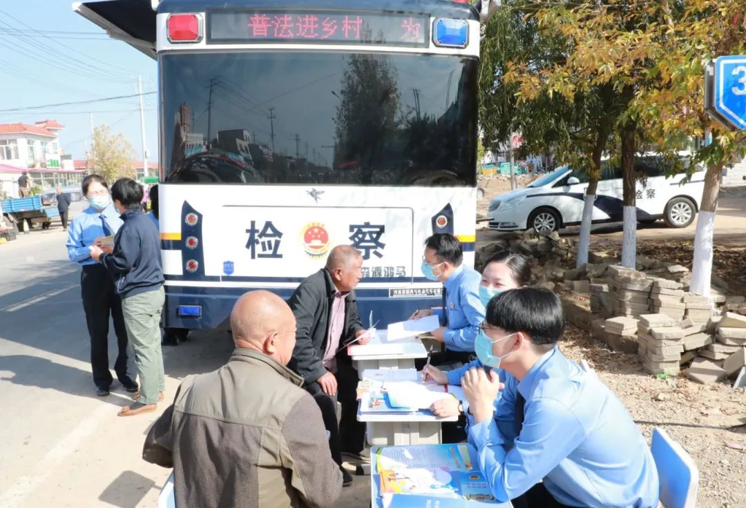 檢察為民又添新助手——檢察直通車(chē)將法治服務(wù)送到村民家門(mén)口(圖2)